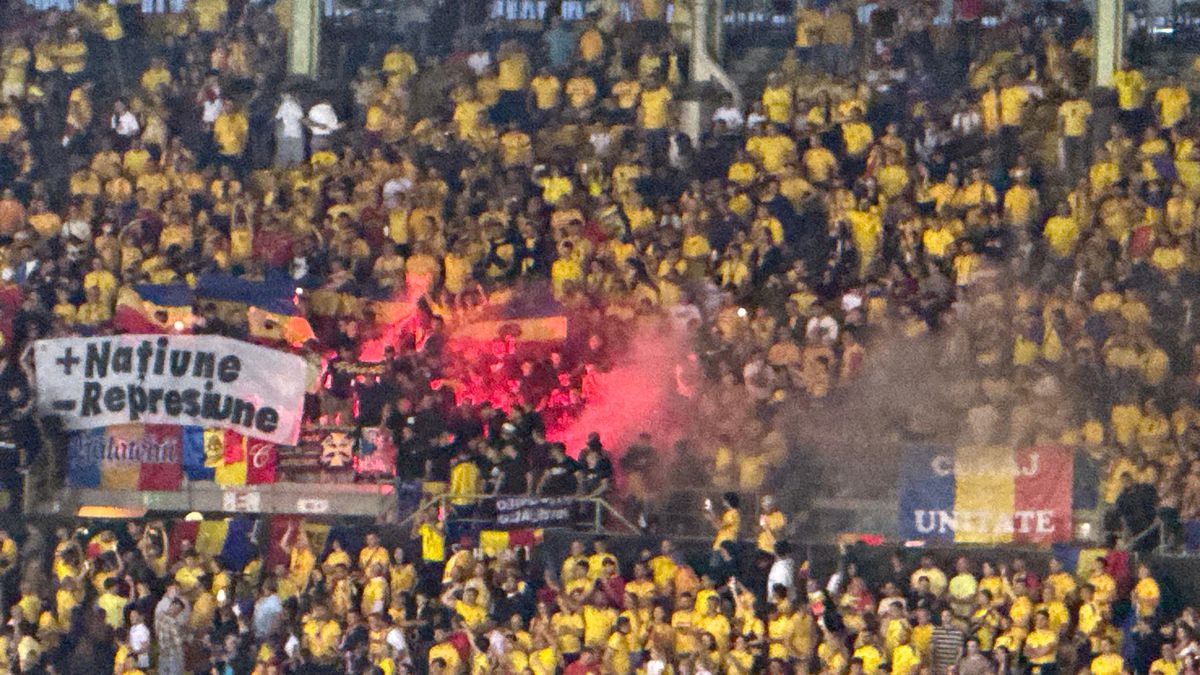 Festivalul de la Viena » Atmosferă de zile mari la Austria - România: ce a vrut să însemne scenografia gazdelor + ai noștri au răspuns cu torțe și un mesaj scurt