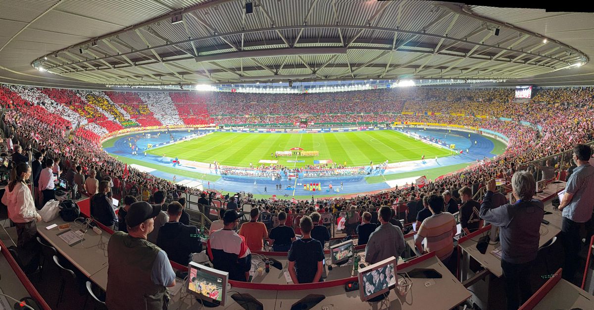 Suporteri romani în Austria - România - torte si mesaje