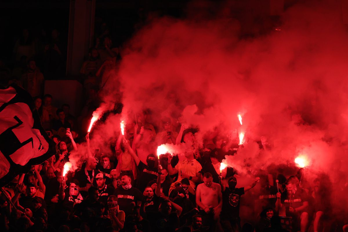 Haos în tribune! Ultrașii de la „Uniți sub tricolor” au aprins zeci de torțe pe stadion + scandări xenofobe