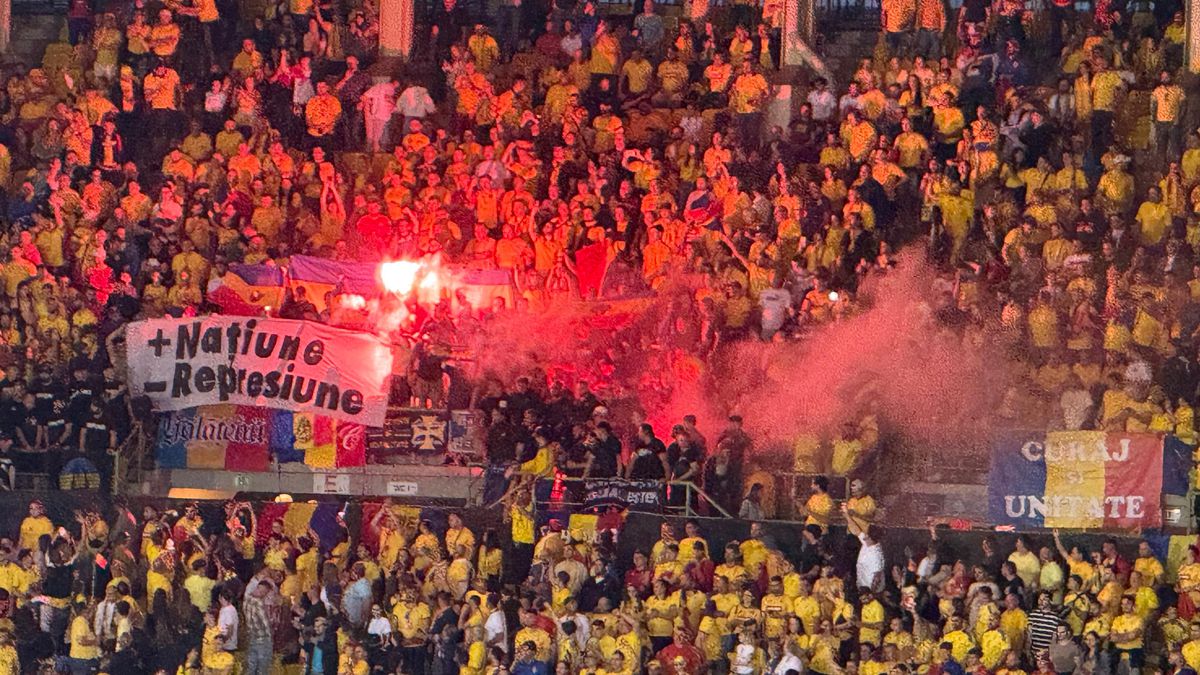 Festivalul de la Viena » Atmosferă de zile mari la Austria - România: ce a vrut să însemne scenografia gazdelor + ai noștri au răspuns cu torțe și un mesaj scurt