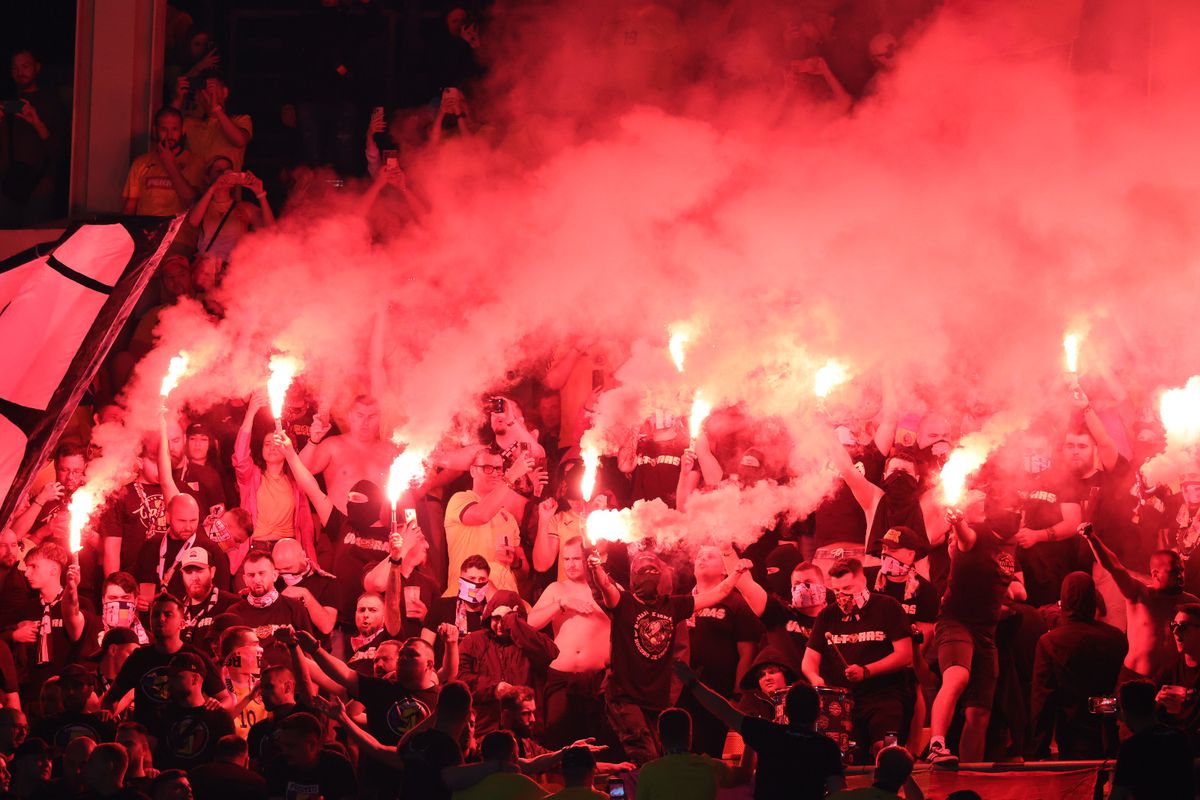 Uniti sub tricolor - haos cu torte in peluza