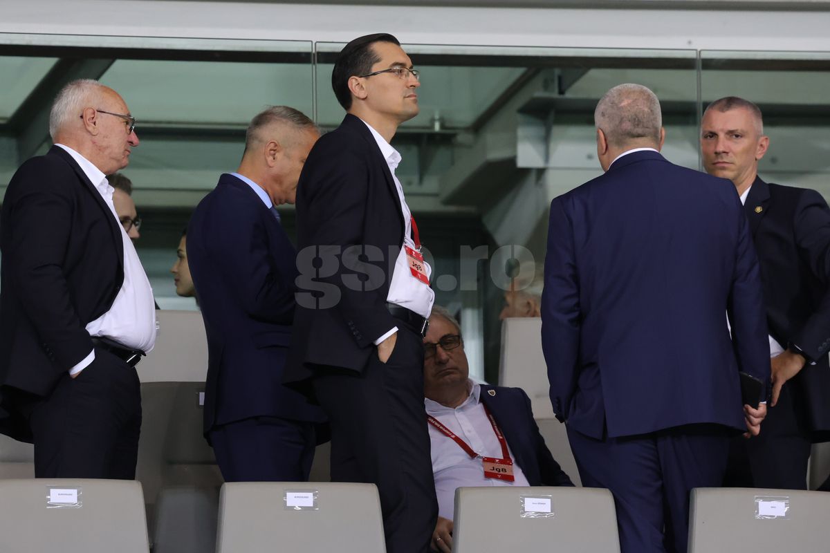 Nu s-a văzut la TV »  Ședință de taină în loja lui Burleanu, imediat după Austria - România! Președintele FRF, împietrit, scenă tristă cu Lucescu + Rațiu a țipat la Miculescu!