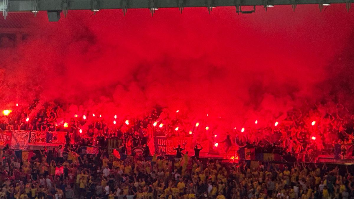 Haos în tribune! Ultrașii de la „Uniți sub tricolor” au aprins zeci de torțe pe stadion + scandări xenofobe