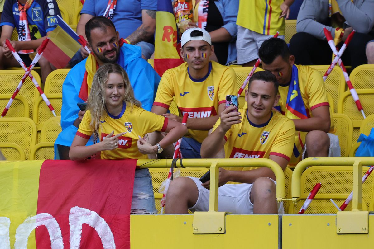 Suporterii au făcut spectacol în tribune la Austria - România 2-1