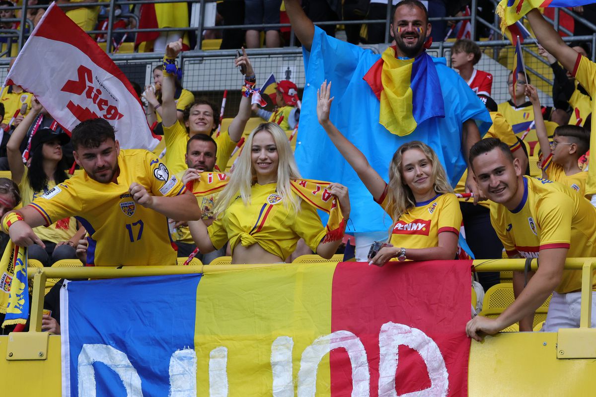 Suporterii au făcut spectacol în tribune la Austria - România 2-1