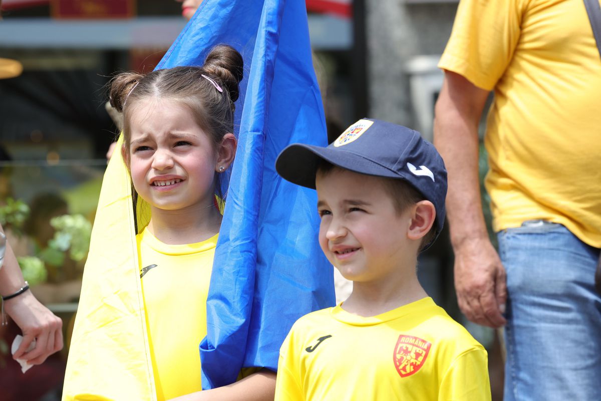 10 imagini EPICE înainte de Austria - România: fanii „tricolori” din „Zidul Galben” chiar au imaginație! GALERIE FOTO
