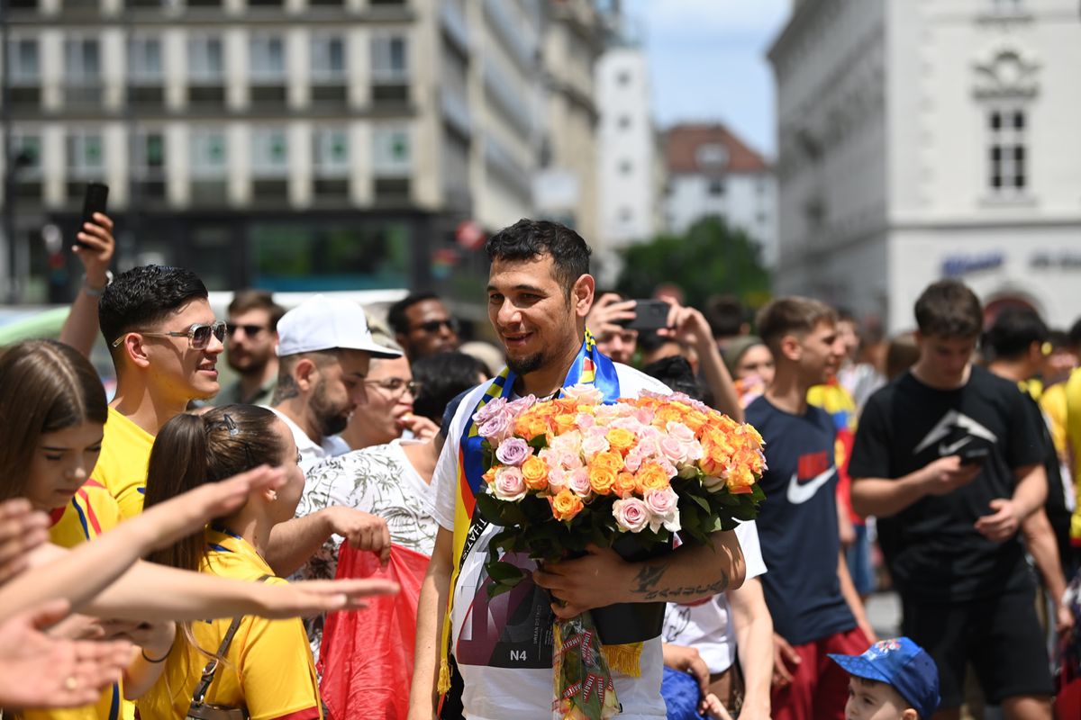 10 imagini EPICE înainte de Austria - România: fanii „tricolori” din „Zidul Galben” chiar au imaginație! GALERIE FOTO
