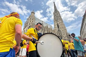 „Zidul Galben” a invadat Viena » Imagini splendide din Stephansplatz cu suporterii români