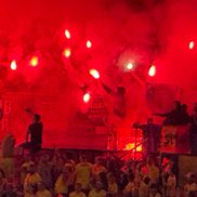 Ultrașii de la „Uniți sub tricolor” au aprins zeci de torțe în Austria - România. Foto: Andrei Crăițoiu (GSP.RO)