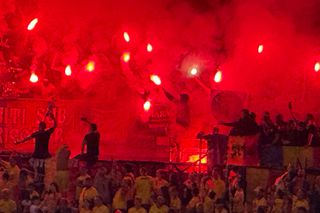Haos în tribune! Ultrașii de la „Uniți sub tricolor” au aprins zeci de torțe pe stadion + scandări xenofobe