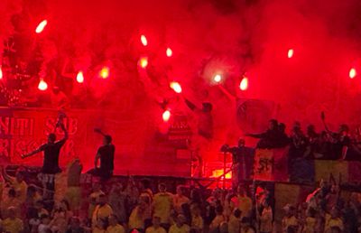 Haos în tribune! Ultrașii de la „Uniți sub tricolor” au aprins zeci de torțe pe stadion + scandări xenofobe