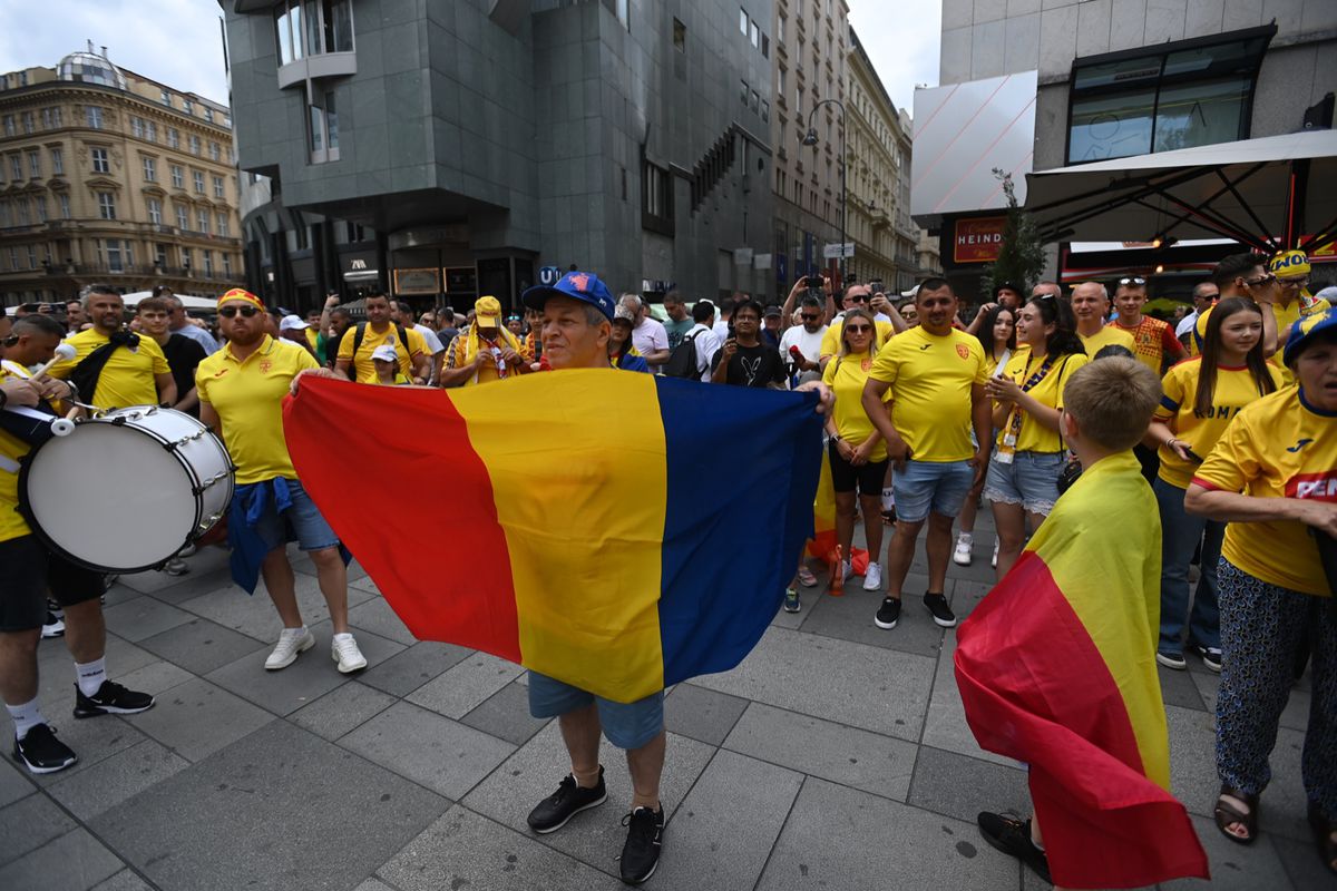 10 imagini EPICE înainte de Austria - România: fanii „tricolori” din „Zidul Galben” chiar au imaginație! GALERIE FOTO