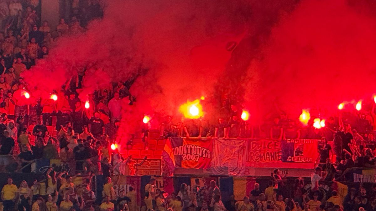 Haos în tribune! Ultrașii de la „Uniți sub tricolor” au aprins zeci de torțe pe stadion + scandări xenofobe