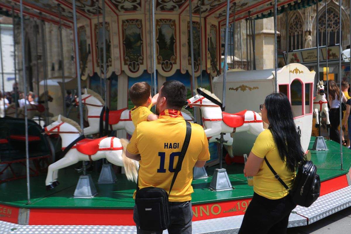 10 imagini EPICE înainte de Austria - România: fanii „tricolori” din „Zidul Galben” chiar au imaginație! GALERIE FOTO