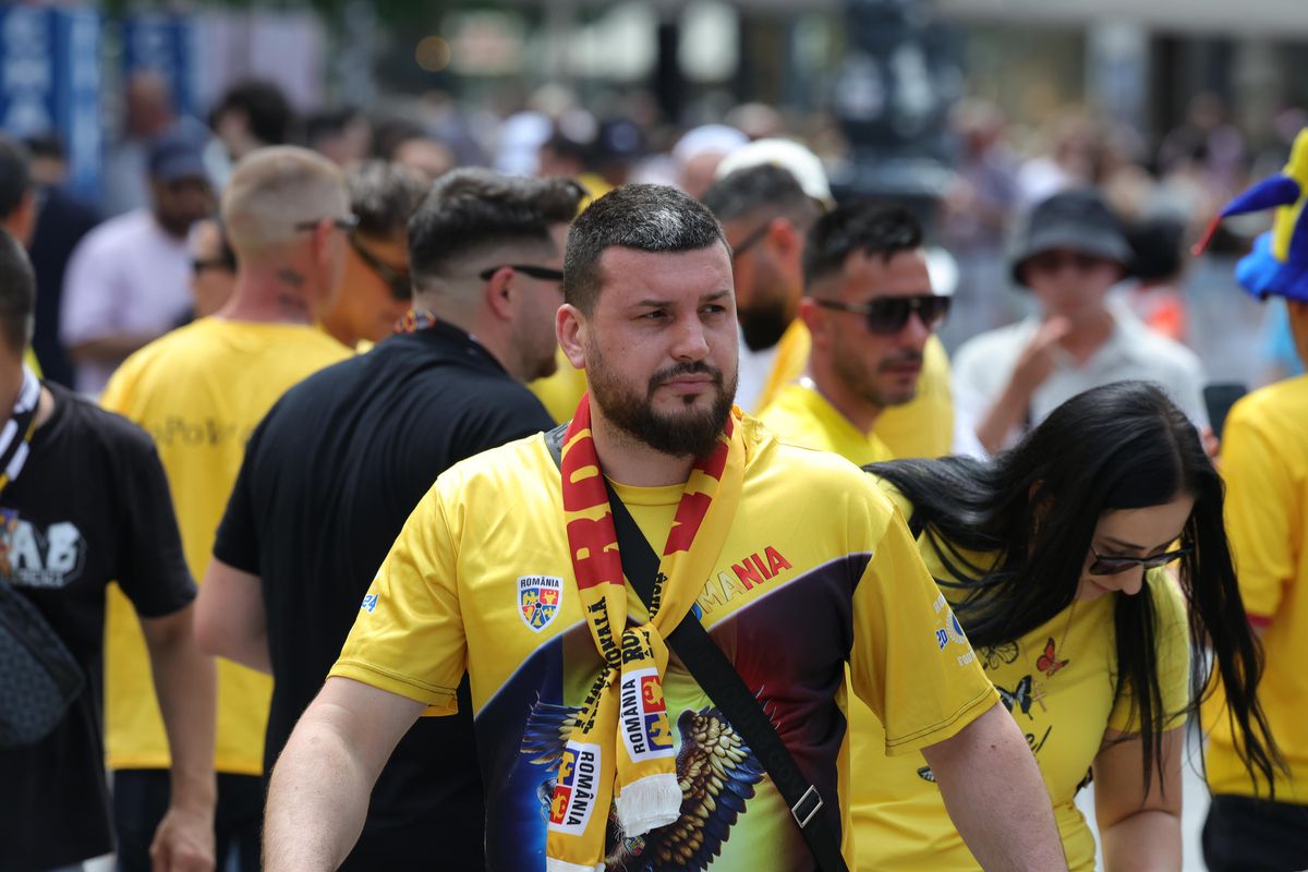 10 imagini EPICE înainte de Austria - România: fanii „tricolori” din „Zidul Galben” chiar au imaginație! GALERIE FOTO