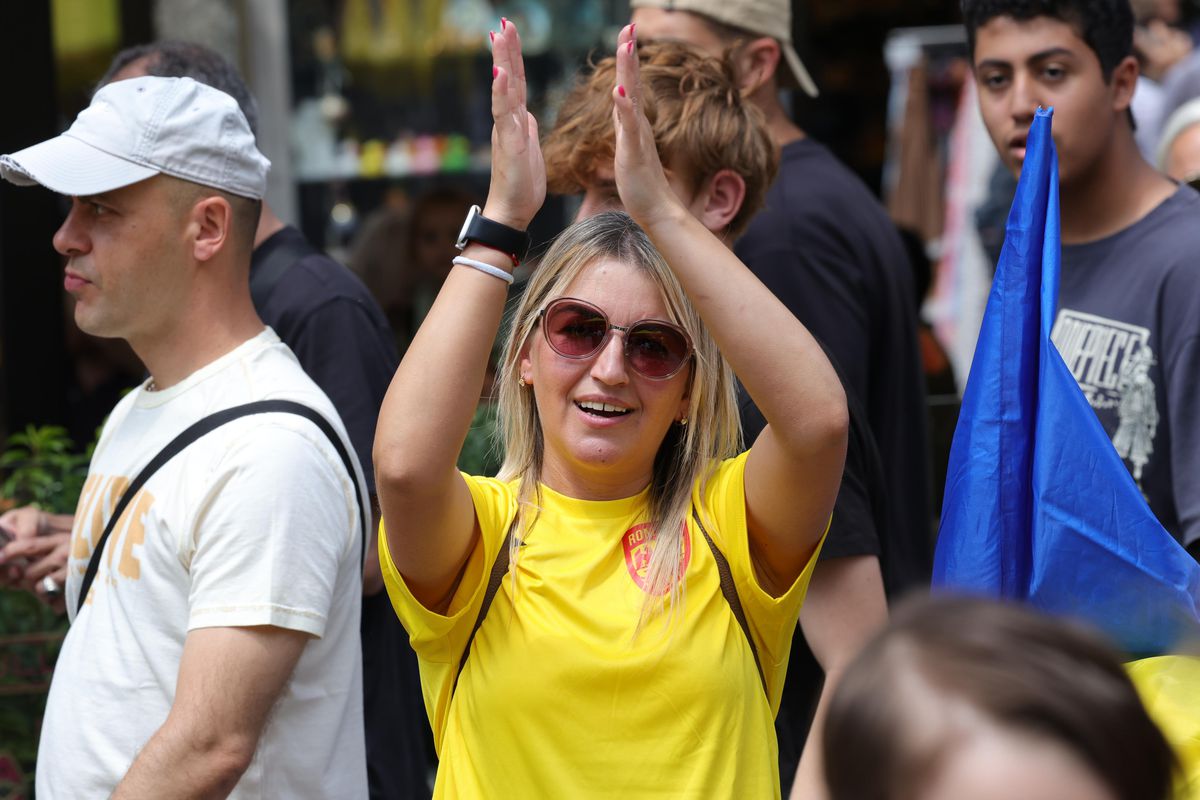 10 imagini EPICE înainte de Austria - România: fanii „tricolori” din „Zidul Galben” chiar au imaginație! GALERIE FOTO