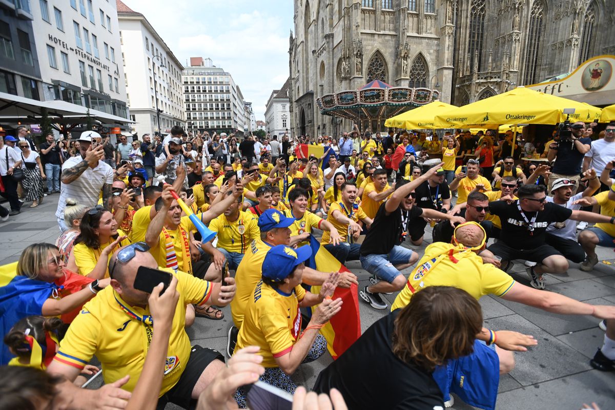 10 imagini EPICE înainte de Austria - România: fanii „tricolori” din „Zidul Galben” chiar au imaginație! GALERIE FOTO