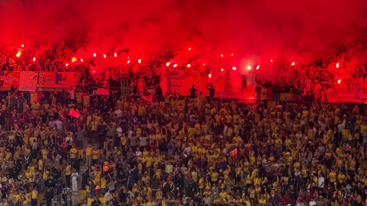 Haos în tribune! Ultrașii de la „Uniți sub tricolor” au aprins zeci de torțe pe stadion + scandări xenofobe