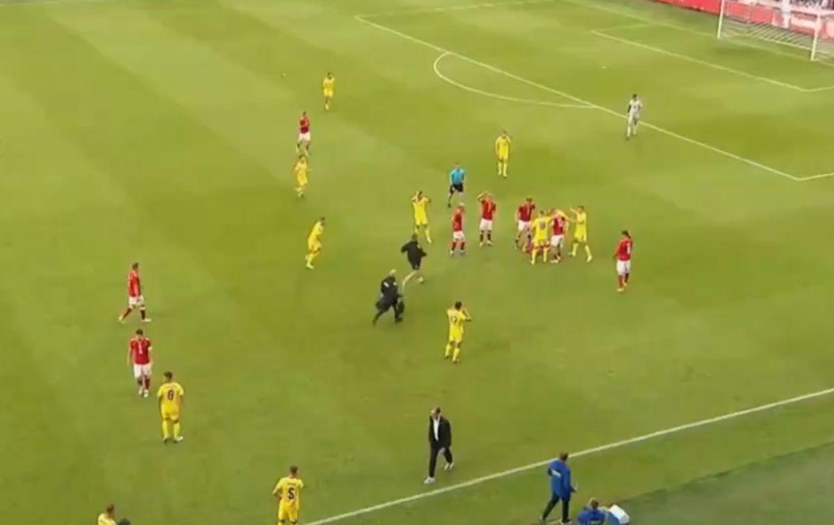 Christian Eriksen s-a prăbușit din nou pe teren, meci abandonat. Ultimele vești