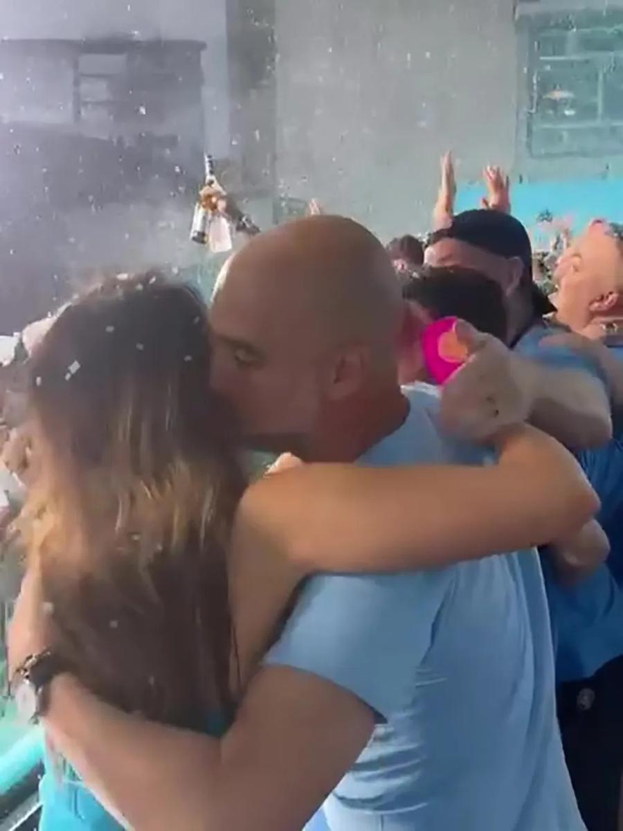 Natalie și Pep se sărută la petrecerea de adio a lui Guardiola / Foto: Instagram Realizatoarea TV a fost cucerită de Guardiola. Mesaj public: „Te iubesc, Pep”