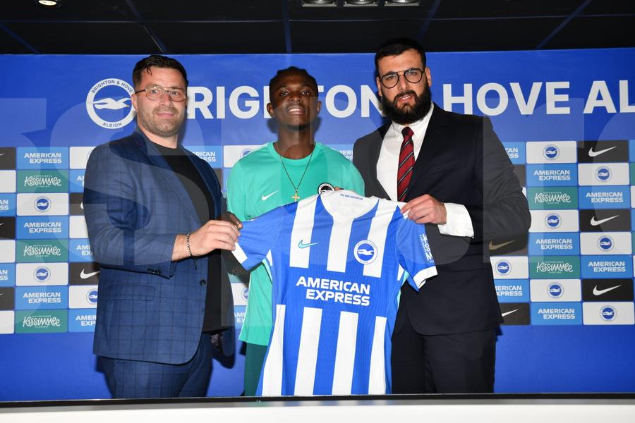 Zadok Yohanna după parafarea contractului cu Brighton, încadrat de agenții săi, Andrei Balmoș și Rony Layous, coproprietari ai societății 001 United Sports Impresarul român, lovitură de 30 de milioane euro în Premier League: „E o «bestie»!” + Cum au trecut granzii din Liga 1 pe lângă o afacere epocală
