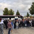 Fanii danezi s-au adunat la autocarul favoriților pentru a primi ultimele vești, la finalul partidei