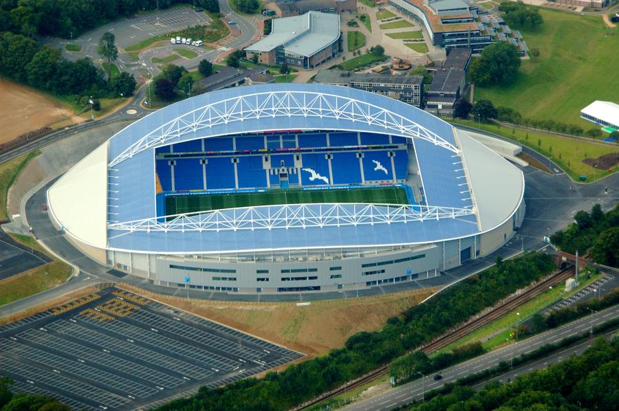 Arena lui Brighton, „Falmer Stadium”, are o capacitate de 32.000 locuri. Foto: wikipedia Impresarul român, lovitură de 30 de milioane euro în Premier League: „E o «bestie»!” + Cum au trecut granzii din Liga 1 pe lângă o afacere epocală