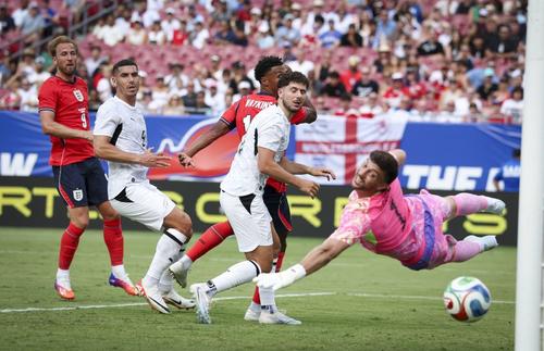 Harry Kane (stânga) înscrie pentru 1-0 în Anglia - Noua Zeelandă / Foto: Imago