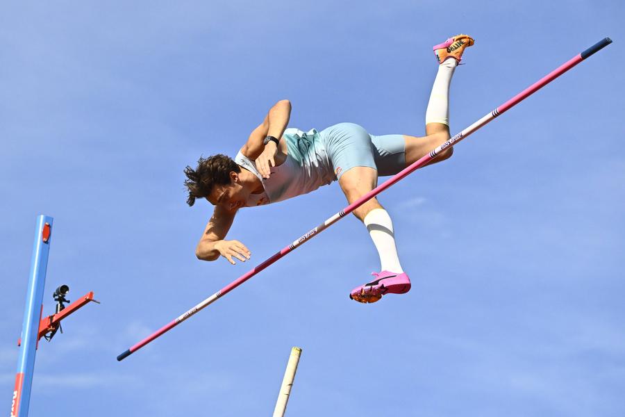 Armand Duplantis în aer FOTO Imago Images Armand Duplantis, învins după trei ani » Deținătorul recordului mondial la săritura cu prăjina a terminat pe doi la un concurs în Suedia
