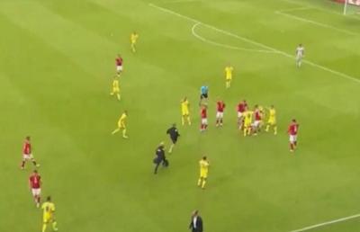 Christian Eriksen s-a prăbușit din nou pe teren, meci abandonat. Ultimele vești