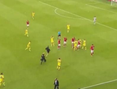 Christian Eriksen s-a prăbușit din nou pe teren în timpul meciului