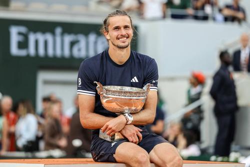 Alexander Zverev cu trofeul de la Roland Garros FOTO Imago Images