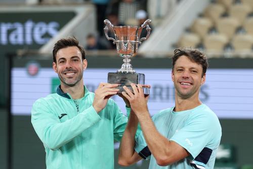 Marcel Granollers și Horacio Zeballos cu trofeul de la Roland Garros Foto: Guliver/GettyImages