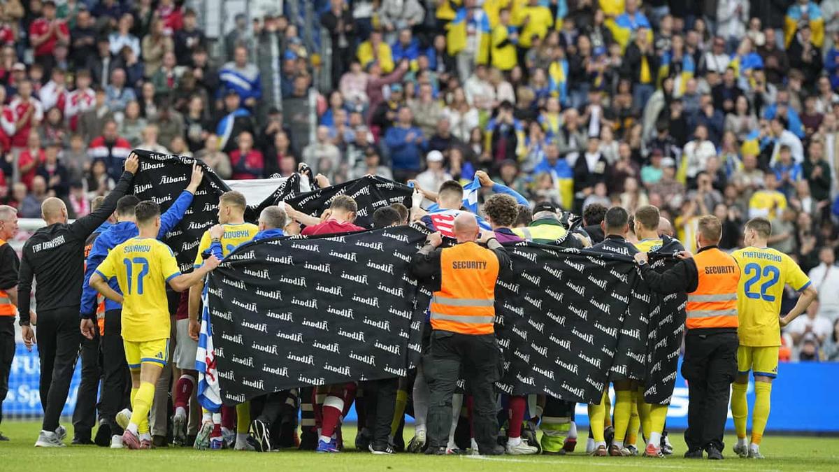 Christian Eriksen s-a prăbușit din nou pe teren, meci abandonat. Ultimele vești