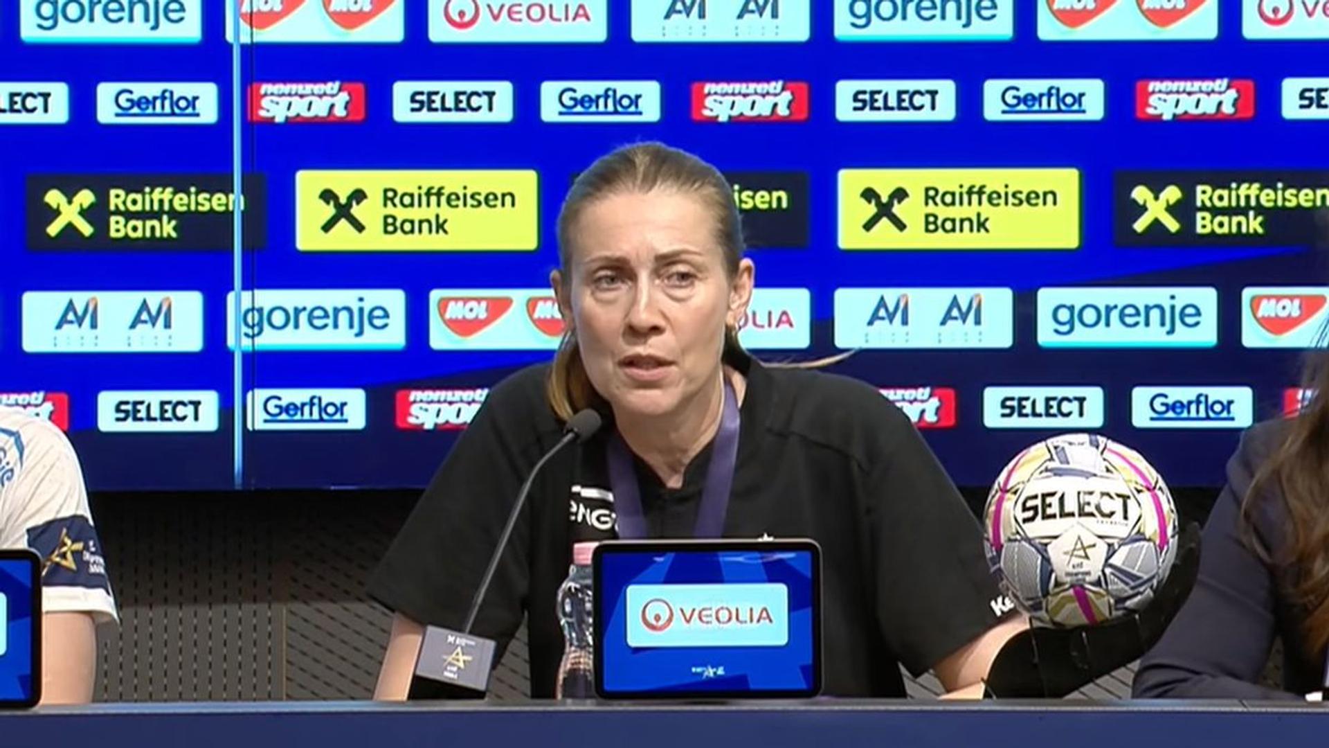 Bojana Popovic antrenoarea CSM București discutând după meciul pentru bronzul în Liga Campionilor handbal, cu jucătoare în fundal pe teren. | sursa foto: Gazeta Sporturilor