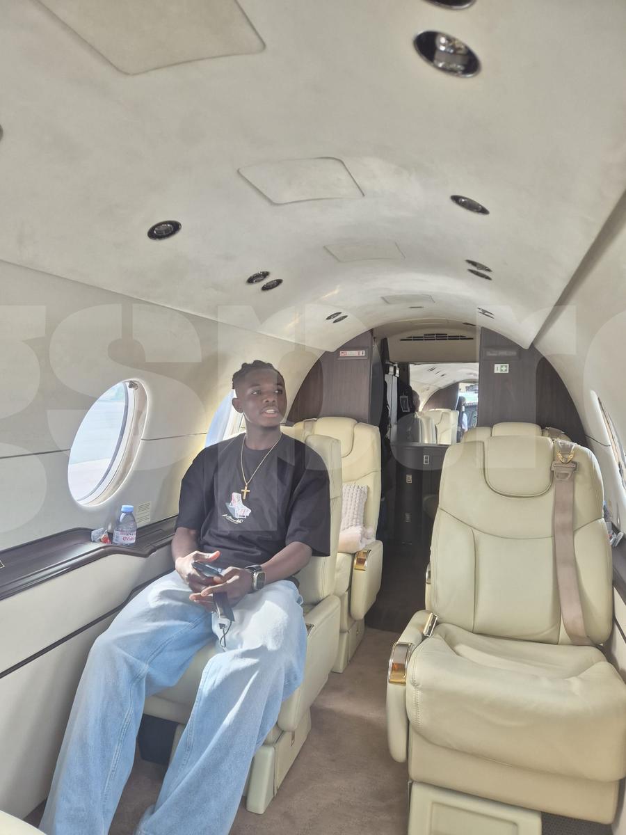 Brighton a trimis un avion privat spre a-l aduce pe Yohanna în Anglia pentru finalizarea transferului. Foto: arhiva personală Andrei Balmoș Impresarul român, lovitură de 30 de milioane euro în Premier League: „E o «bestie»!” + Cum au trecut granzii din Liga 1 pe lângă o afacere epocală