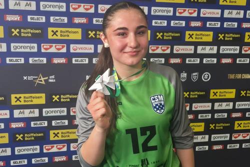 CSM București a fost învinsă de Debrecen, scor 39-41, după prelungiri, în finala EHF Youth Club Trophy. Portarul Alexia Chiru (16 ani) a avut un discurs matur.