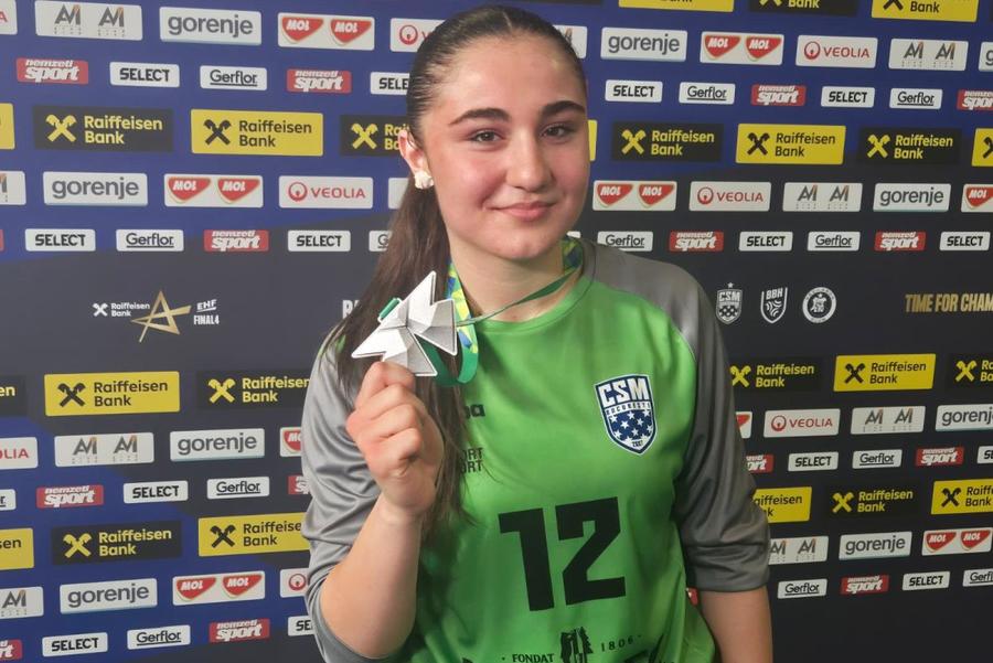 CSM București a fost învinsă de Debrecen, scor 39-41, după prelungiri, în finala EHF Youth Club Trophy. Portarul Alexia Chiru (16 ani) a avut un discurs matur. Clipul de 18 secunde din Budapesta
