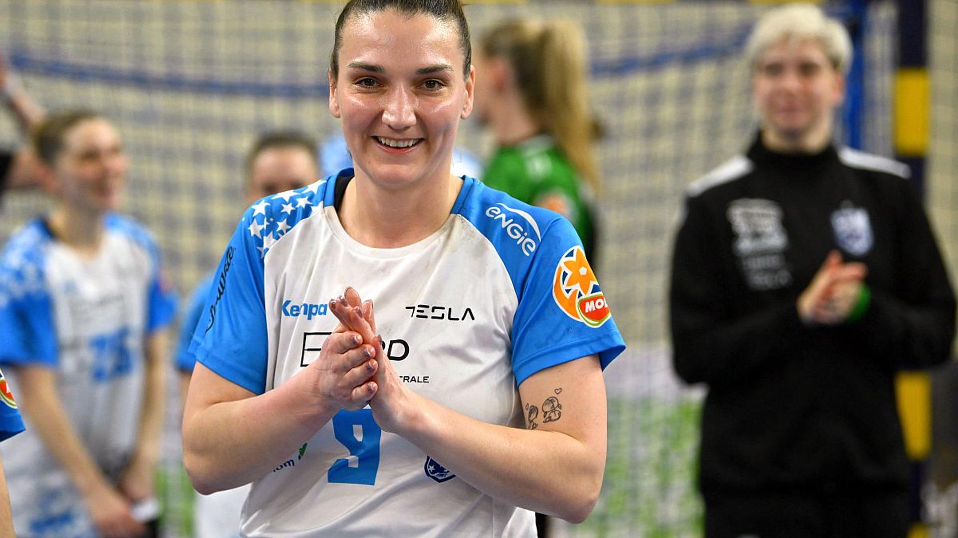 Andreea Rotaru în tricoul CSM București marcând gol în ultimul meci înainte de retragerea din handbal la Final Four MVM Dome Budapesta | sursa foto: Gazeta Sporturilor