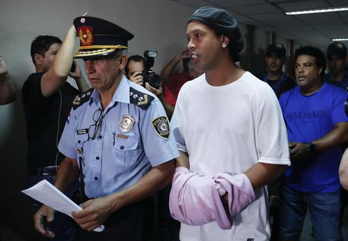 Ronaldinho și fratele lui se află în arest la domiciliu la Asunción, după ce au stat o lună în spatele gratiilor. Ambii sunt acuzați că au pătruns în Paraguay cu acte false, fiind bănuiți că fac parte dintr-o rețea de spălare de bani.