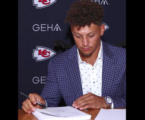 Patrick Mahomes (24 de ani), quarterback-ul celor de la Kansas City Chiefs, a semnat cel mai mare contract din istoria sportului mondial
