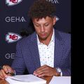 Patrick Mahomes (24 de ani), quarterback-ul celor de la Kansas City Chiefs, a semnat cel mai mare contract din istoria sportului mondial