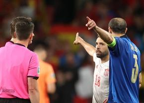 Momente amuzante înainte de penalty-uri » Jordi Alba a crezut că poate alege poarta la care se vor executa penalty-urile, Chiellini a reacționat imediat: „Mentiroso”