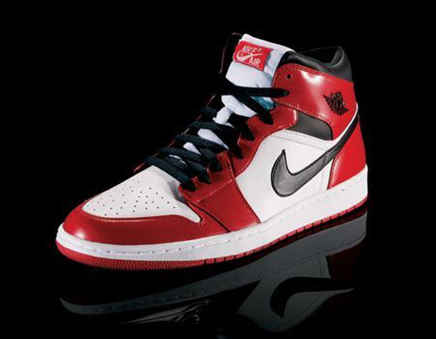 Așa arăta primul model de Air Jordan „Air Majesty. Michael Jordan” » Carte-eveniment a jurnalistului Emil Hossu-Longin: „E ca o lucrare de doctorat”