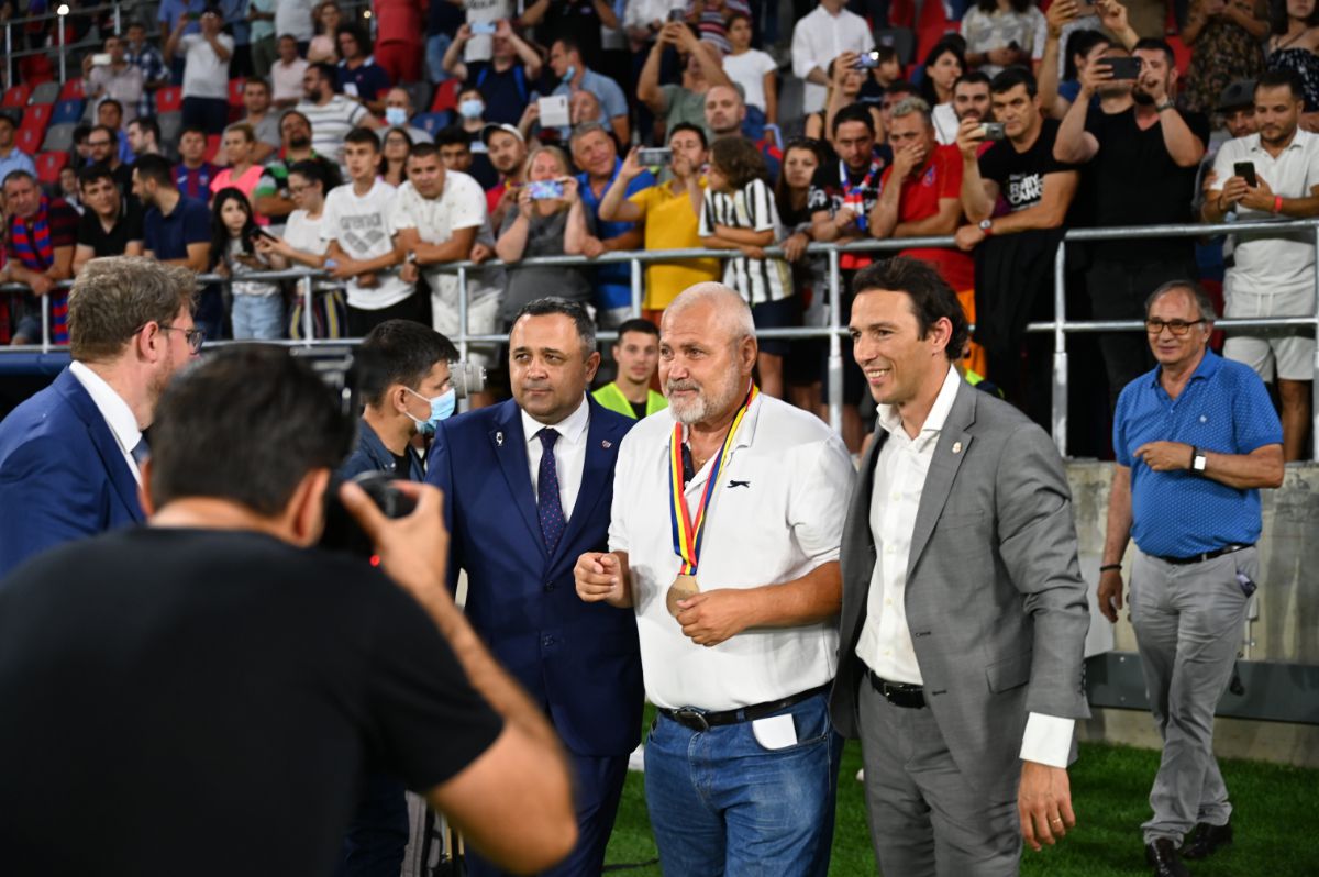 Momente emoționante pe noul Ghencea » Legendele de la Sevilla, tur de onoare cu o replică a CCE