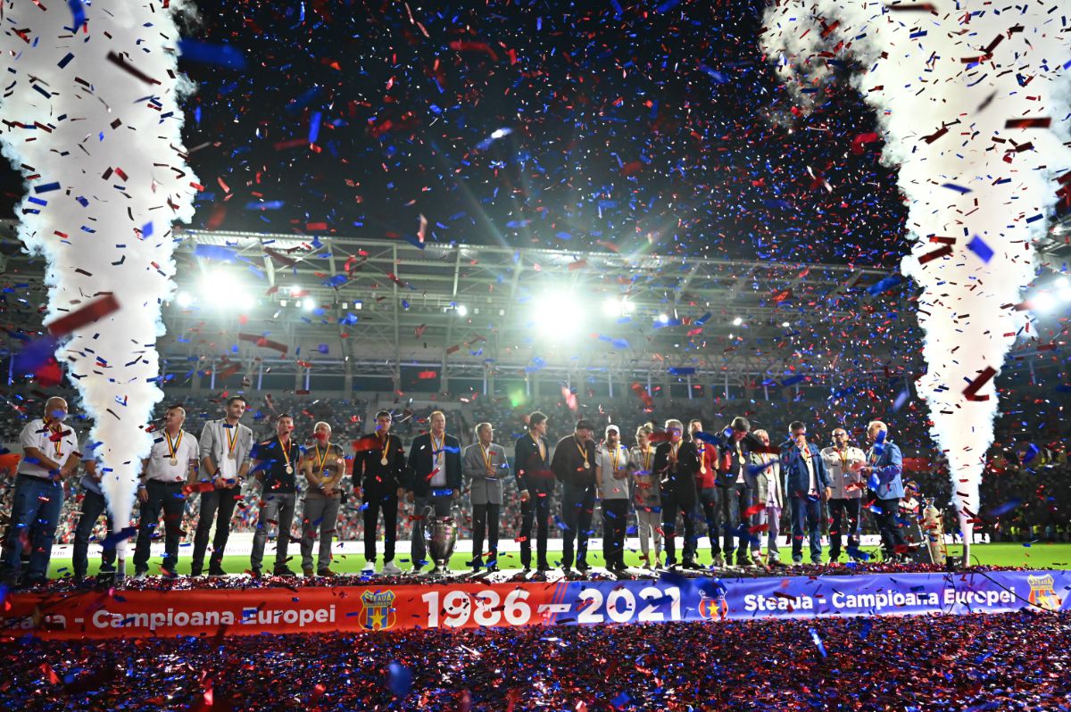 Momente emoționante pe noul Ghencea » Legendele de la Sevilla, tur de onoare cu o replică a CCE