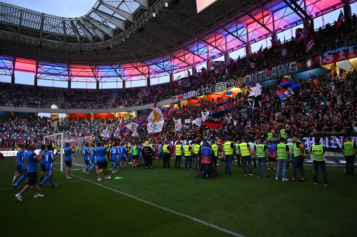 Momente emoționante pe noul Ghencea » Legendele de la Sevilla, tur de onoare cu o replică a CCE