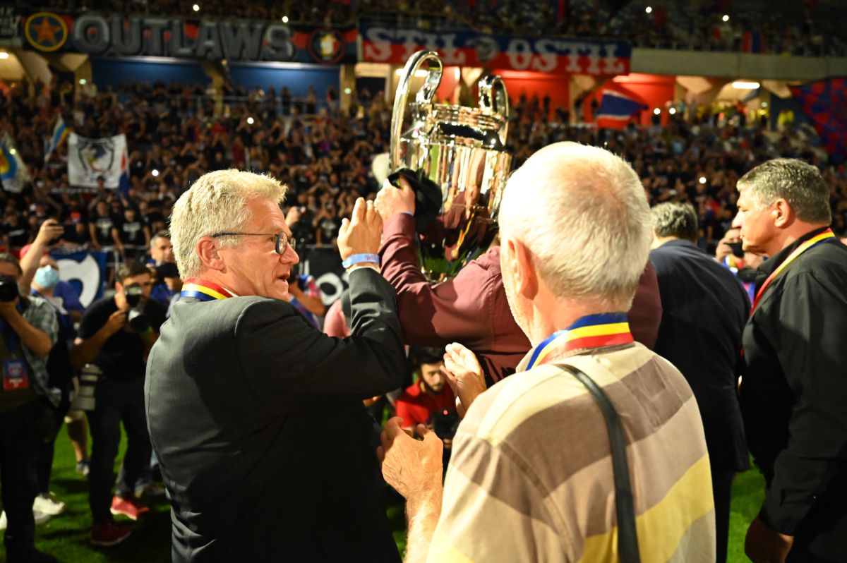 Momente emoționante pe noul Ghencea » Legendele de la Sevilla, tur de onoare cu o replică a CCE