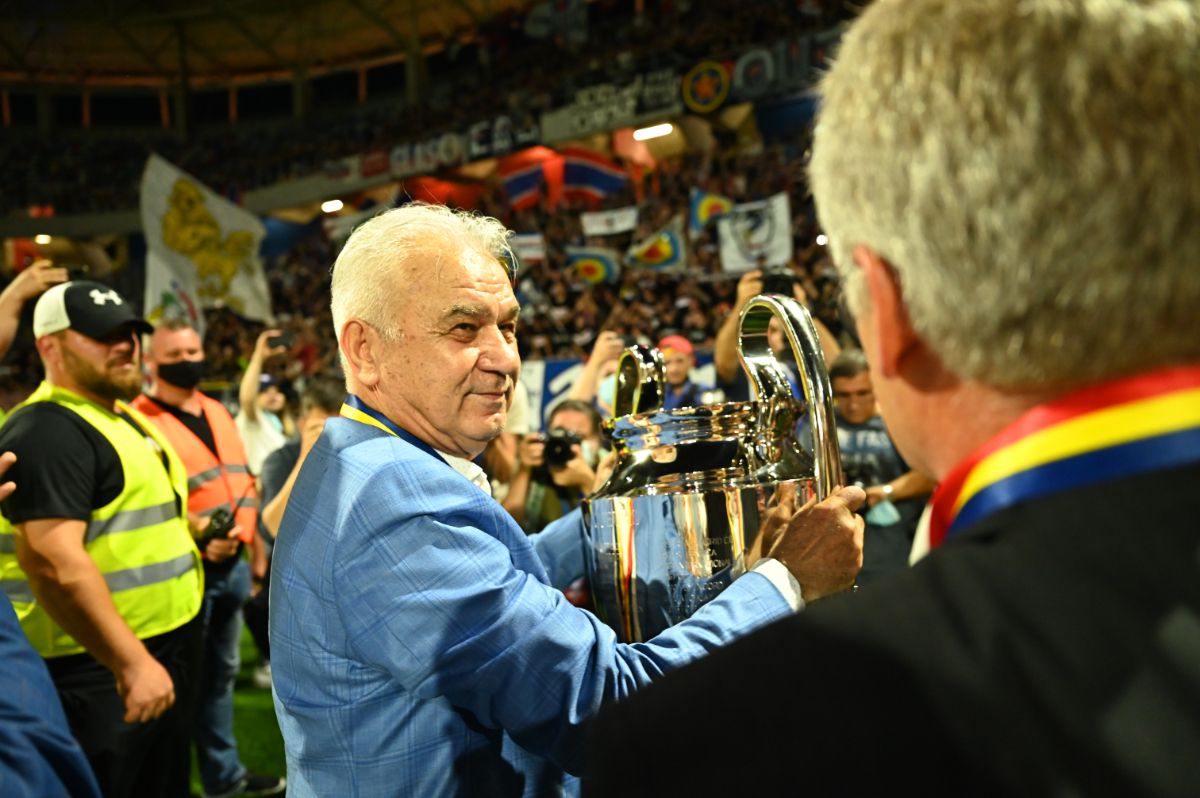 Momente emoționante pe noul Ghencea » Legendele de la Sevilla, tur de onoare cu o replică a CCE