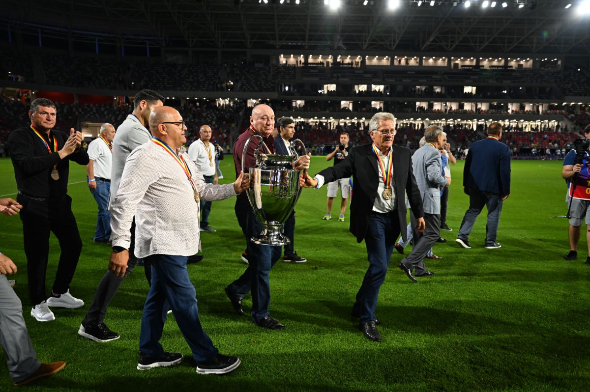 Momente emoționante pe noul Ghencea » Legendele de la Sevilla, tur de onoare cu o replică a CCE